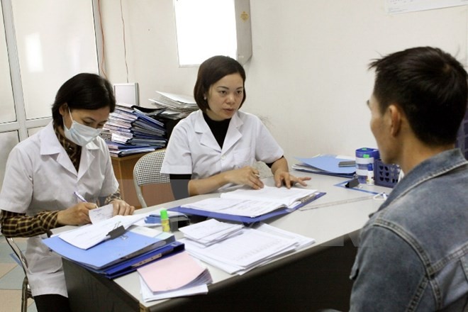 Nhân viên y tế tư vấn điều trị cho bệnh nhân HIV/AIDS. 