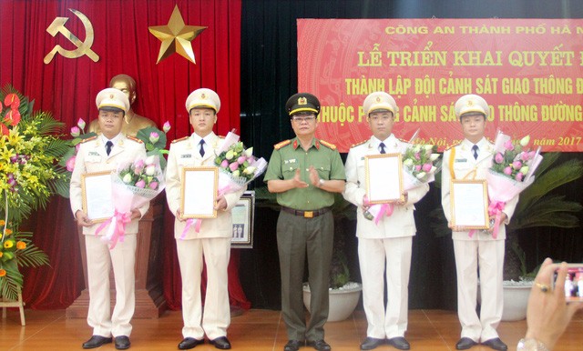 Đại tá Đào Thanh Hải - Phó Giám đốc Công an TP Hà Nội - trao các Quyết định cho Đội trưởng, Phó Đội trưởng Đội CSGT Đường sắt.