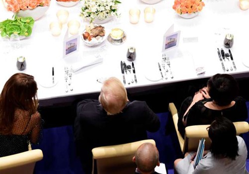 Ông Trump ngồi giữa Đệ nhất phu nhân Argentina và Đệ nhất phu nhân Nhật tại bữa tiệc tối 7/7 ở Hamburg, Đức. Ảnh: AFP. 