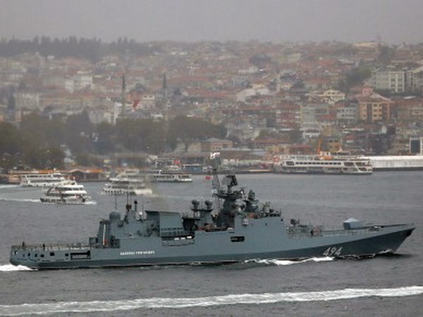 Tàu chiến Nga ở eo biển Bosphorus. (Nguồn: Reuters)
