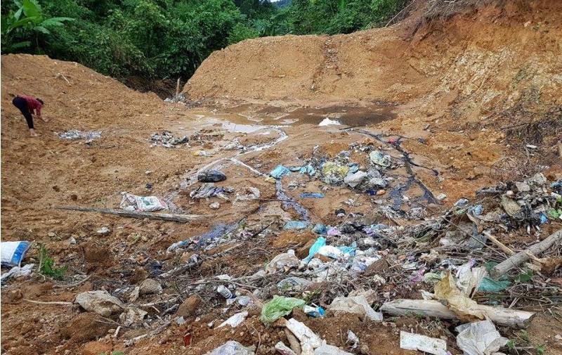 Hố chôn rác thải nằm đầu nguồn nước 2 xã Hương Trạch và Phúc Trạch