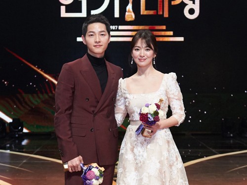 Hye Kyo được mời làm đám cưới tại công viên 'Hậu duệ mặt trời'