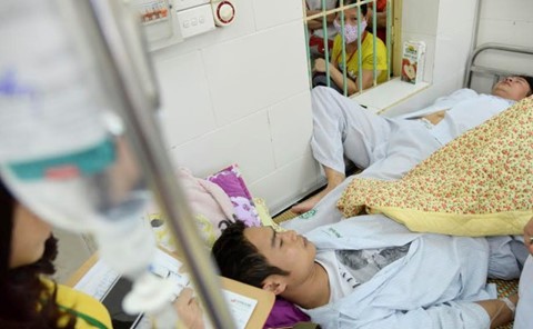 Bệnh nhân sốt xuất huyết đang điều trị tại khoa Truyền nhiễm - Bệnh viện Bạch Mai. 