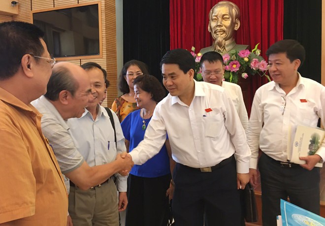 Chủ tịch Hà Nội trao đổi với các cử tri quận Hoàn Kiếm. 
