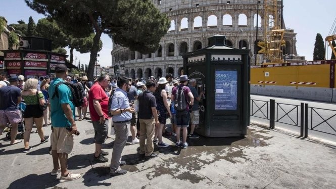 Du khách ở thủ đô Roma xếp hàng chờ hứng nước uống - Ảnh: AFP