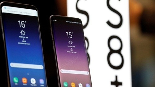 Hai điện thoại Galaxy S8 và S8+ của Samsung được trưng bày tại Seoul. Ảnh: Reuters