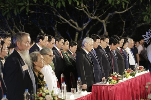 Các lãnh đạo Đảng, Nhà nước và đại biểu tại điểm cầu Hà Nội. (Ảnh: VTV)