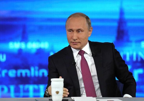 Tổng thống Vladimir Putin đối thoại trực tiếp với người dân Nga tại thủ đô Moscow vào ngày 15/6. Ảnh: Reuters. 
