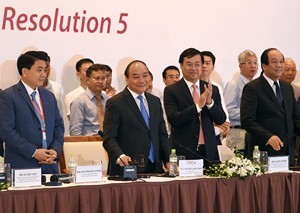 Thủ tướng Nguyễn Xuân Phúc gõ búa thể hiện sự đoàn kết thống nhất cao của diễn đàn.