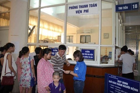 Bệnh viện Phụ sản Hà Nội bố trí tình nguyện viên hướng dẫn người bệnh làm thủ tục thanh toán viện phí