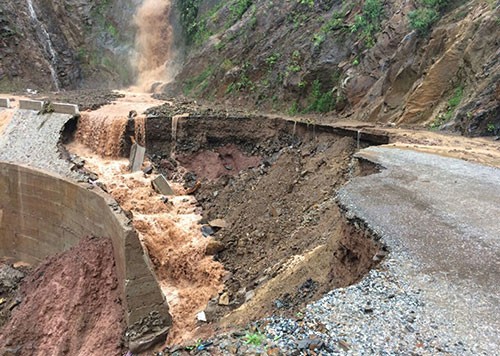 20 mét đường tuyến tỉnh lộ km45 đi Nà Hỳ bị sụt xuống dưới. Ảnh do phòng kinh tế hạ tầng Nậm Pồ cung cấp