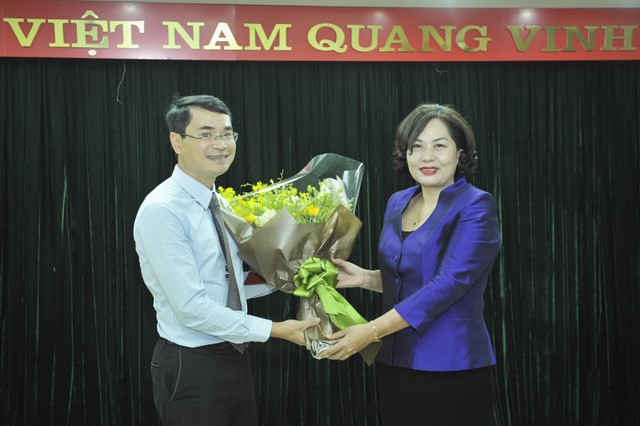 Bà Nguyễn Thị Hồng chúc mừng ông Nguyễn Vĩnh Hưng - Phó Vụ trưởng Vụ Ổn định tiền tệ - tài chính.