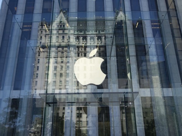 Biểu tượng của Apple tại một cửa hàng ở New York, Mỹ. (Nguồn: AFP/TTXVN)