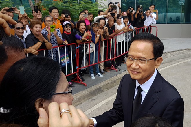 Cựu thủ tướng Somchai Wongsawat chào hỏi người ủng hộ tại tòa án ngày 2/8. Ảnh: Reuters.