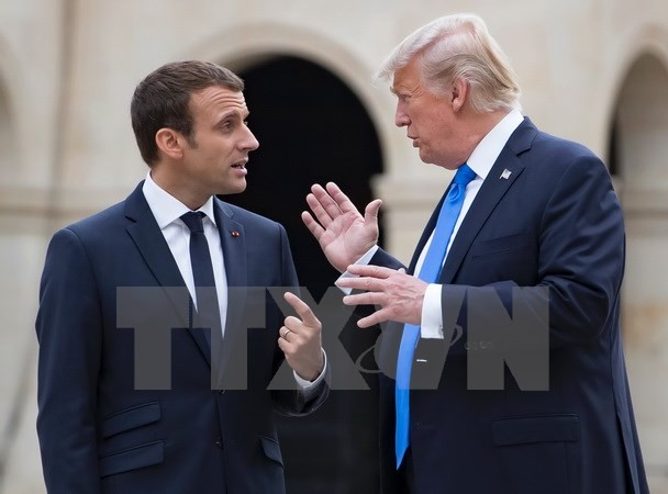 Tổng thống Pháp Emmanuel Macron (trái) và Tổng thống Mỹ Donald Trump (phải) trong cuộc gặp bàn về Hiệp định Paris. (Nguồn: AFP/TTXVN)