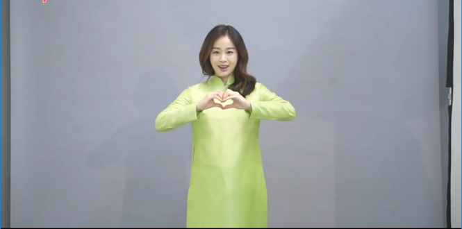 Kim Tae Hee trong bộ áo dài Việt Nam