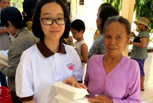 Em Đặng Quỳnh Giao (lớp 12 A chuyên Anh, trường THPT Chuyên Lê Quý Đôn) với suất cơm, nồi cháo tình thương giúp các bệnh nhân nghèo ở Bệnh viện Đa khoa tỉnh Quảng Trị. 
