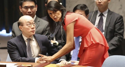 Đại sứ Mỹ nói chuyện với đại sứ Trung Quốc tại Liên Hợp Quốc trước khi Hội đồng Bảo an bỏ phiếu về lệnh trừng phạt Triều Tiên hôm 5/8. Ảnh: AP.