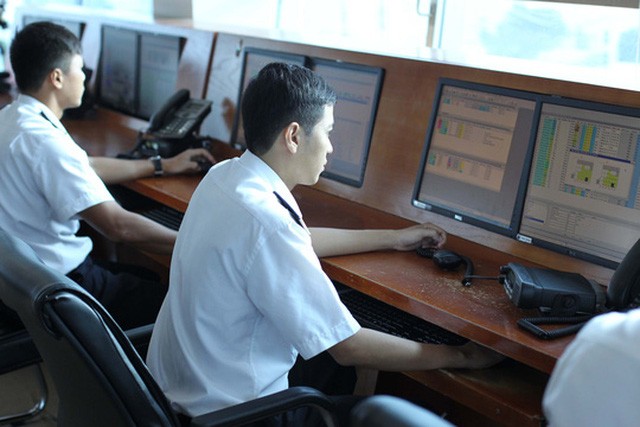 Cán bộ hải quan làm thủ tục kiểm tra hàng hóa xuất nhập khẩu tại cảng Cát Lái (TP HCM) 