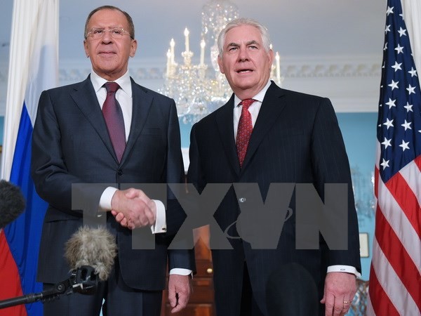 Ngoại trưởng Nga Sergei Lavrov (trái) và Ngoại trưởng Mỹ Rex Tillerson trong cuộc gặp ở Washington, Mỹ ngày 10/5. (Nguồn: AFP/TTXVN)