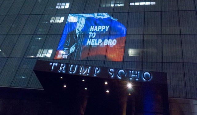 Bức ảnh của Tổng thống Putin xuất hiện trên mặt tiền khách sạn Trump SoHo. Ảnh: Twitter