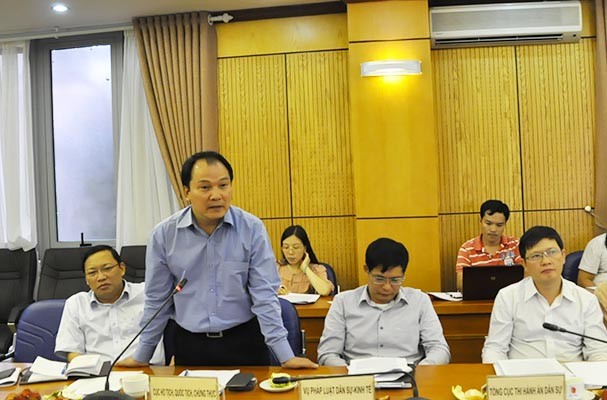 Ông Nguyễn Công Khanh trả lời tại một cuộc họp báo thường kỳ của Bộ Tư pháp (Ảnh: Thế Kha).