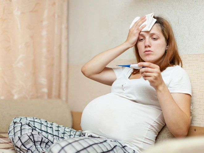 Với thai phụ, giai đoạn mới mang thai và chuyển dạ là hai thời điểm nguy hiểm nhất nếu bị mắc sốt xuất huyết. Ảnh minh họa: Babycenter.