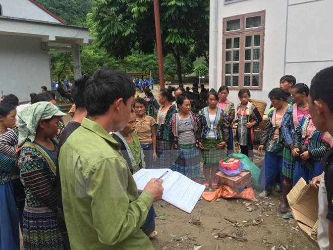 Phát hàng hỗ trợ cho người dân bị ảnh hưởng bởi lũ tại xã Nặm Păm, Sơn La. 