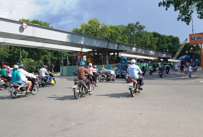 Cầu vượt thép giải cứu sân bay Tân Sơn Nhất bị đình chỉ 2 tháng