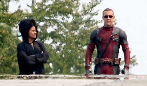 Ryan Reynolds và Zazie Beetz (trái) trên trường quay "Deadpool 2".