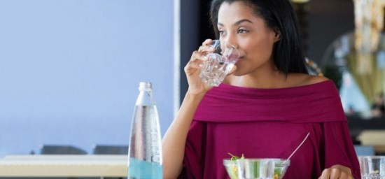 Tại sao không nên uống nước ngay sau khi ăn?