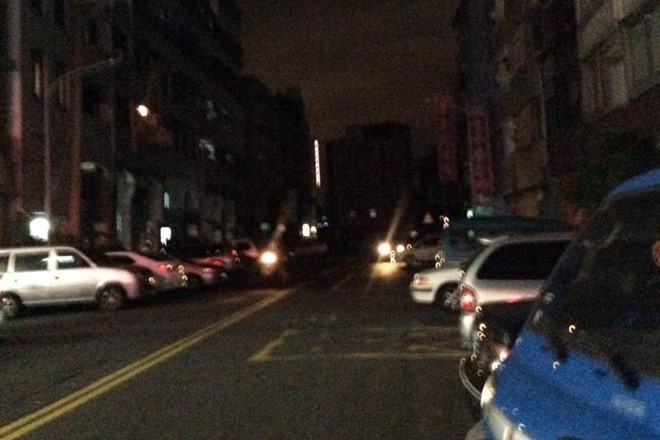 Đường phố chìm trong bóng tối sau vụ mất điện tại Đài Loan. Ảnh: Twitter.