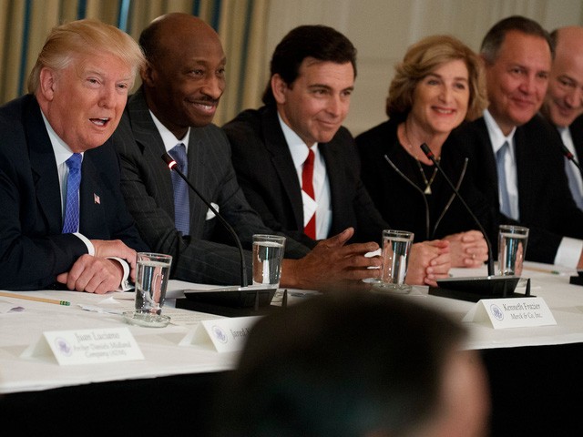 Lãnh đạo các tập đoàn tham gia một cuộc họp với Tổng thống Trump (ngoài cùng bên trái). (Ảnh: BusinessInsider)
