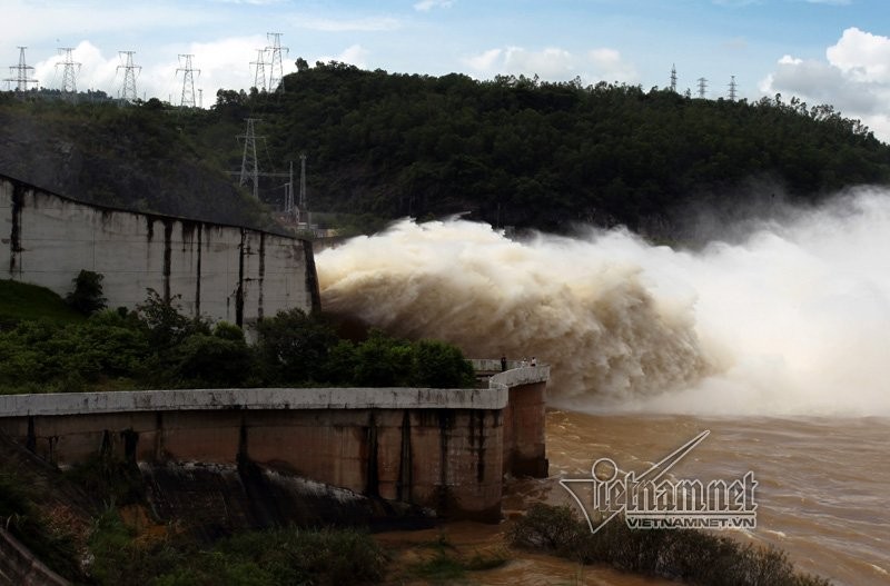 Hồ thuỷ điện Hoà Bình xả lũ ngày 19/7 vừa qua.