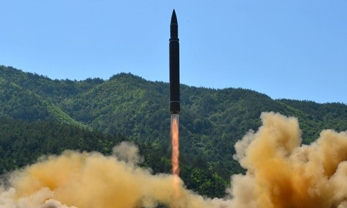 Một vụ phóng thử tên lửa của Triều Tiên. Ảnh: Reuters/KCNA.