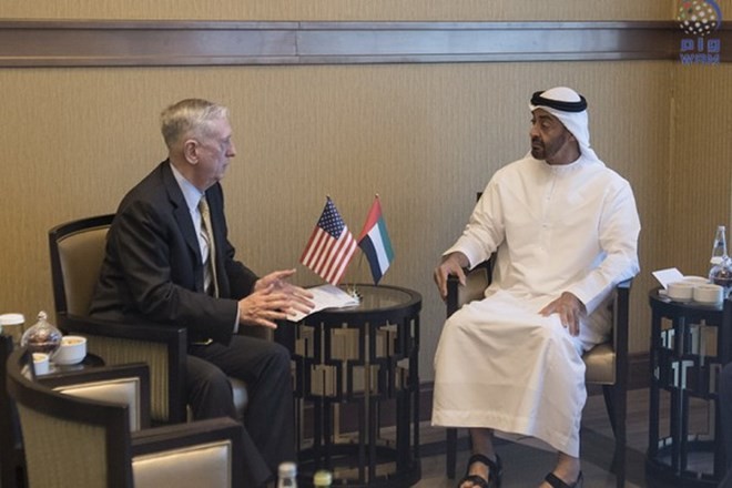 Phó Tư lệnh tối cao Lực lượng vũ trang UAE, Sheikh Mohamed Bin Zayed Al-Nahyan và Bộ trưởng Quốc phòng Mỹ James Mattis. (Nguồn: wam.ae)
