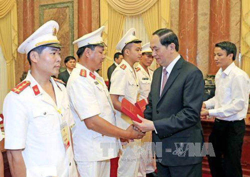 Chủ tịch nước Trần Đại Quang tặng quà cho các điển hình tiên tiến trong lực lượng Cảnh sát nhân dân ngày 11/7/2017