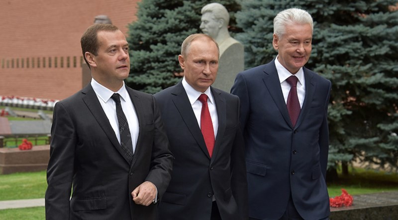 Tổng thống Putin (giữa), Thủ tướng Dmitry Medvedev (trái) và Thị trưởng Moscow Sergey Sobyanin tại Quảng trưởng Đỏ, Moscow. Ảnh: SPUTNIK