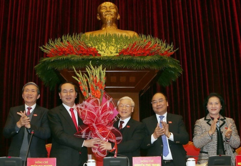 Các đại biểu chúc mừng Tổng bí thư Nguyễn Phú Trọng tại Đại hội XII. Ảnh: TTXVN .
