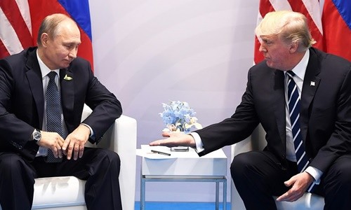 Tổng thống Mỹ Donald Trump và Tổng thống Nga Vladimir Putin tại cuộc gặp đầu tiên bên lề hội nghị thượng đỉnh G20 hôm 7/7. Ảnh: AFP.