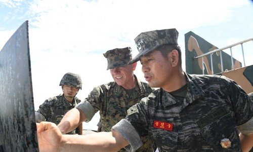 Tướng Nicholson và tướng Jun Jin-go kiểm tra lực lượng Mỹ - Hàn ở biên giới. Ảnh: Yonhap.