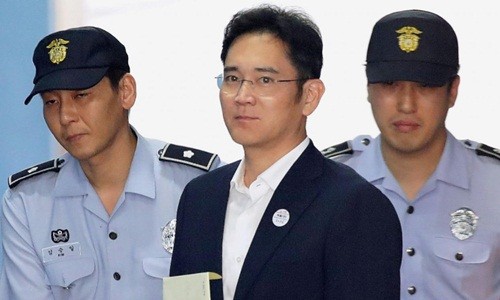Ông Lee Jae-yong trên đường đến tòa án sáng nay. Ảnh: Reuters