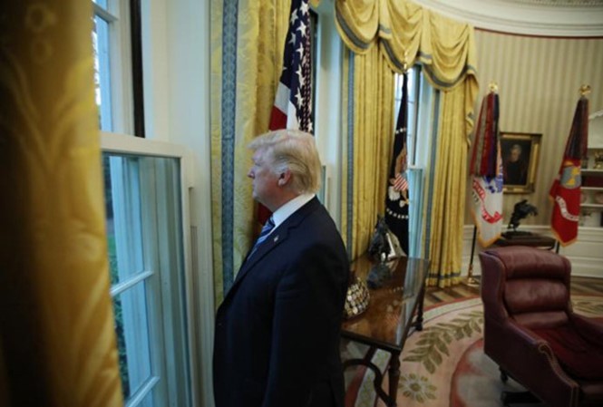 Ông Trump trong phòng làm việc ở Nhà Trắng.