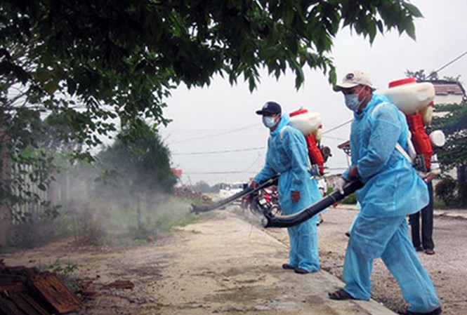 Phun hóa chất diệt muỗi đủ liều lượng sẽ "tiêu diệt" được muỗi. Ảnh minh họa: Internet