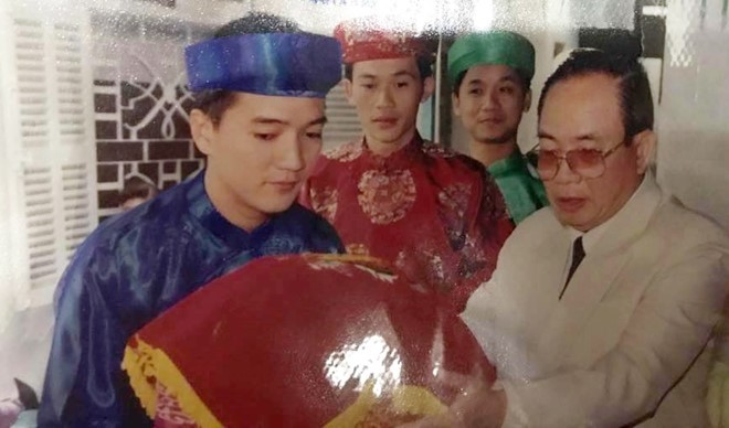 Đàm Vĩnh Hưng bê tráp cùng Hoài Linh trong ngày cưới đồng nghiệp.