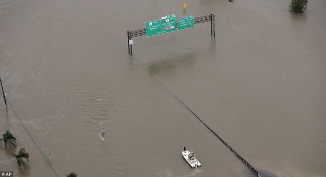 Một tuyến đường bị ngập tại Houston (Ảnh: AP)