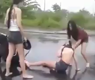 Em M. bị ba thiếu nữ khác đánh hội đồng giữa đường (ảnh cắt từ clip)