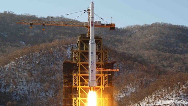 Triều Tiên dùng một tên lửa ba giai đoạn để đưa vệ tinh lên không trung năm 2012. (Ảnh: KCNA)