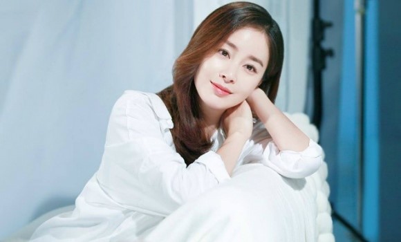 Mang thai con đầu lòng, Kim Tae Hee vẫn bận rộn với các hợp đồng quảng cáo.