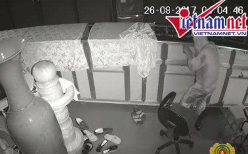 Hình ảnh chụp từ clip cho thấy tên trộm đang tìm cách phá các tủ đựng vàng